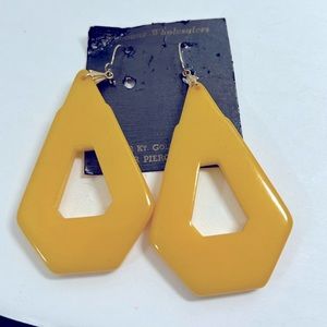 Bakelite sunny yellow triangle 70s earrings